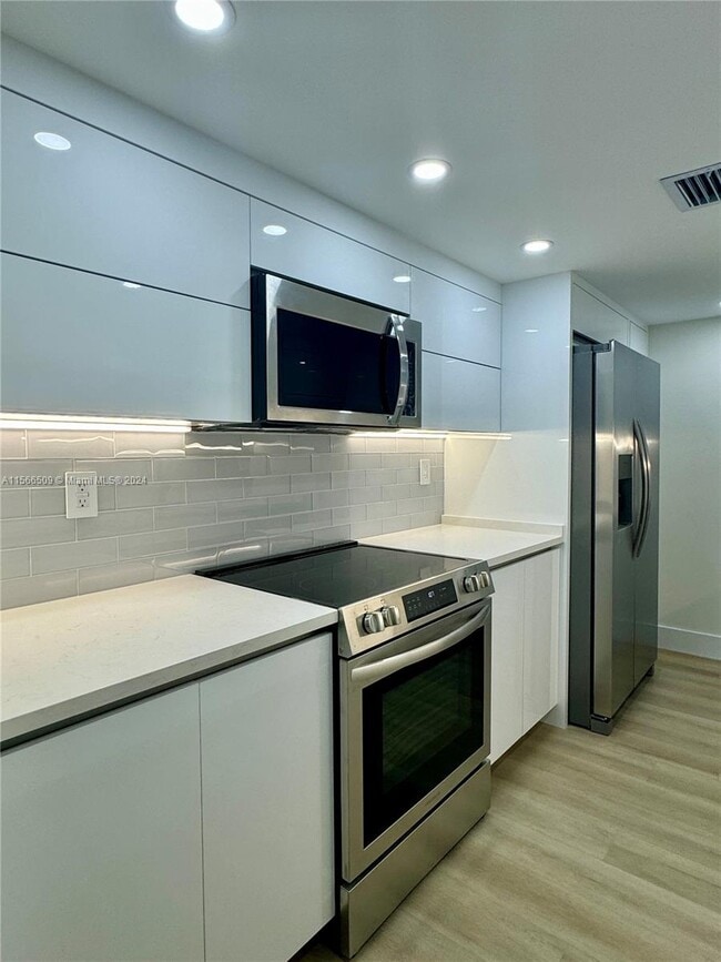 Building Photo - 2457 Collins Ave