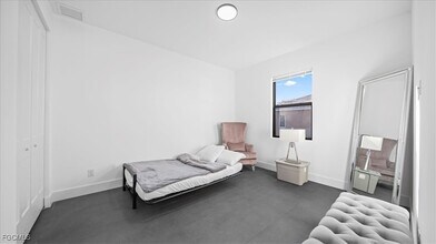 Building Photo - 1017 NE 4th Pl