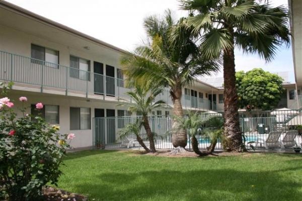 Landscape - TUSTIN LANAI APARTMENTS