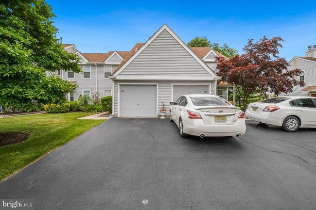 Foto del edificio - 323 Birch Hollow Dr