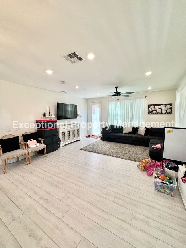 Building Photo - 13941 Blossom Way