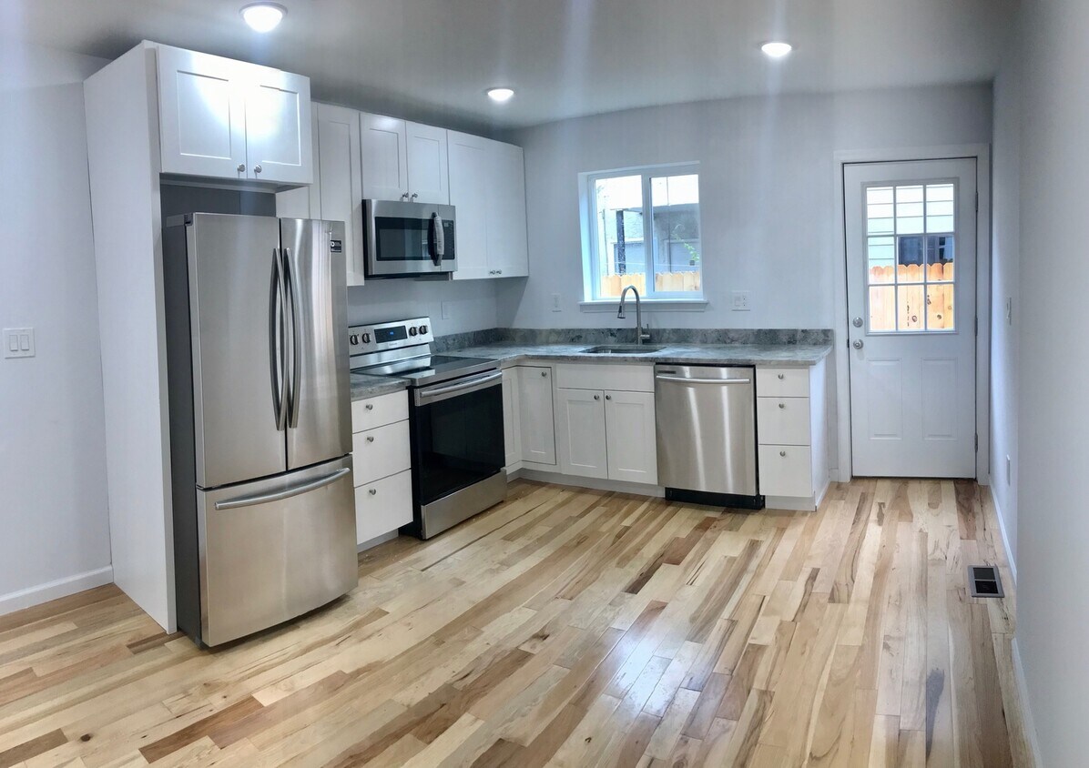 Primary Photo - Large 1 Bedroom 1 bath house + Private yard