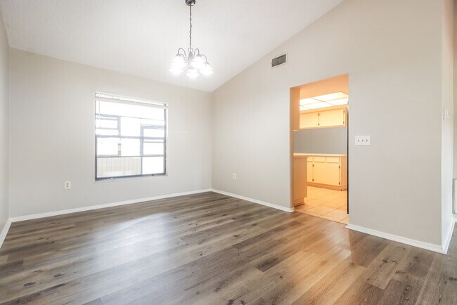 Foto del edificio - 2225 Hidden Meadows Dr E