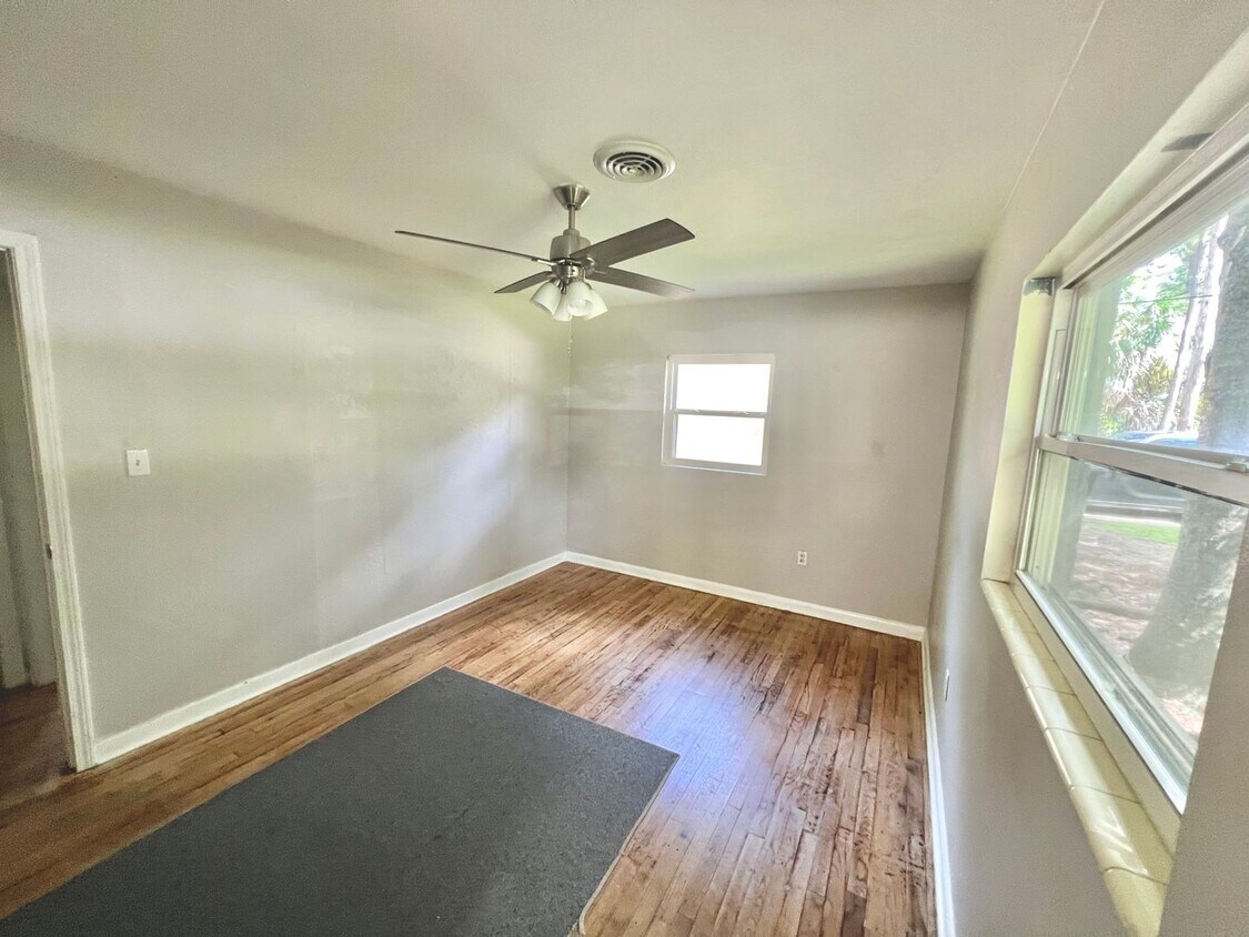 Foto principal - 422 Fairbanks Dr
