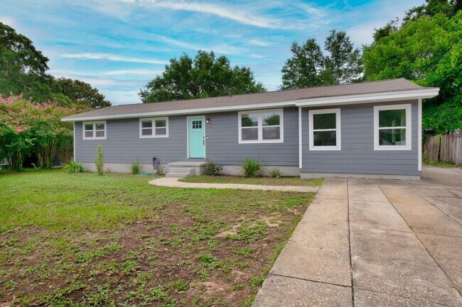 Foto del edificio - Charming 3-Bed home with 2.5 Baths in Fort Walton Beach – Your Ideal Coastal Retreat!