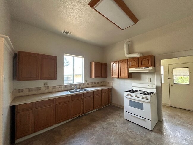 Building Photo - 3 Bedroom 1 Bathroom Single-Story