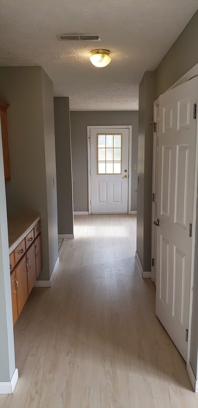 Building Photo - 220 Phillips St