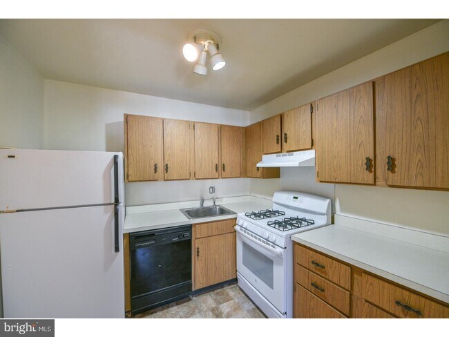 Building Photo - 604 Meadowview Ln