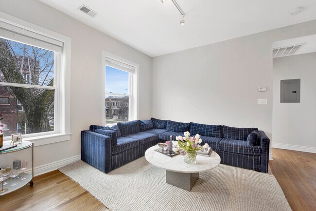Foto del edificio - 3608 N Oakley Ave