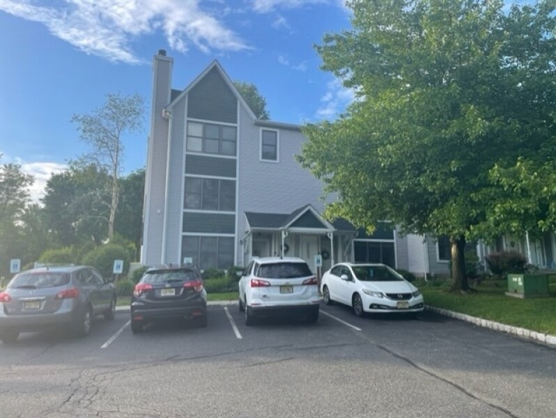 Foto del edificio - 102 Burlington Ct