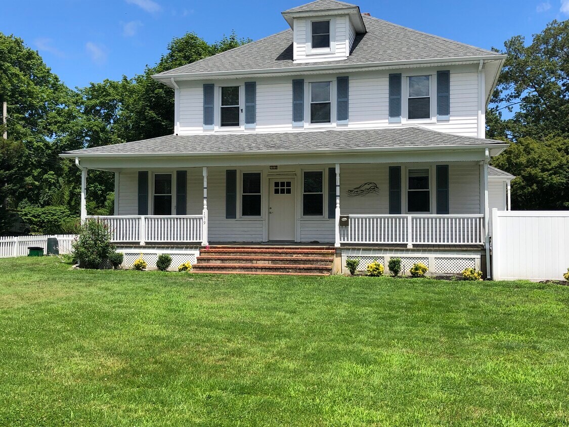 179 5th St, Saint James, NY 11780 Apartments in Saint James, NY