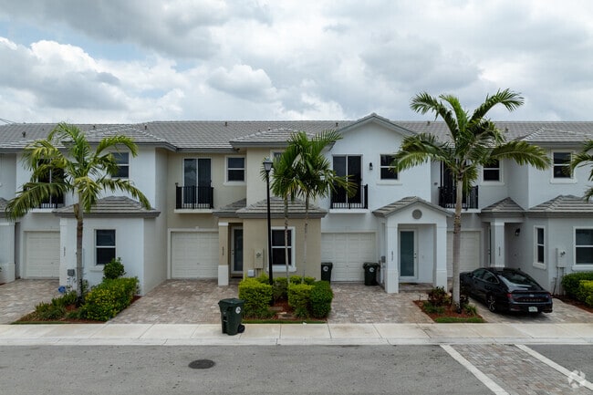 5150 W Hillsboro Blvd - Long Pines Townhomes