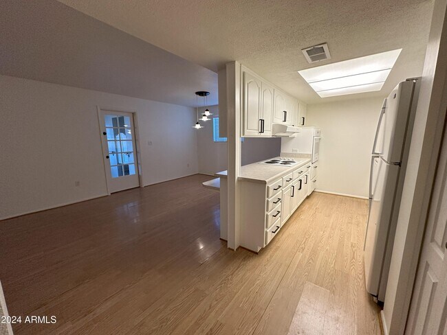 Building Photo - 3017 W Sunnyside Dr