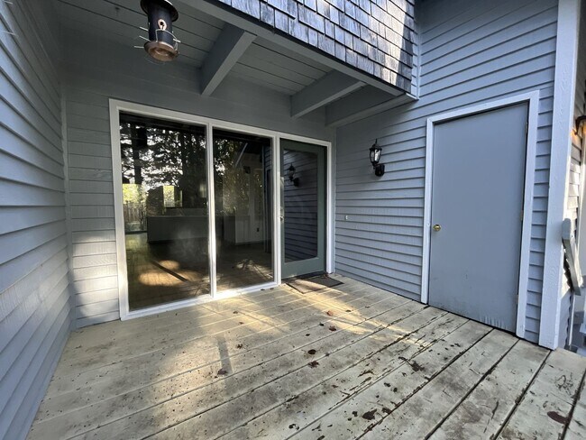 Foto del edificio - Cozy Portland Home with Spacious Living Room & Fenced Backyard