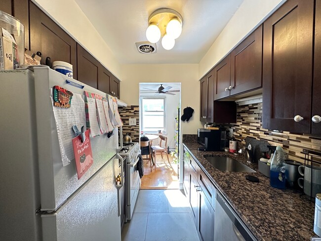 Foto del edificio - 3710 N Pine Grove Ave