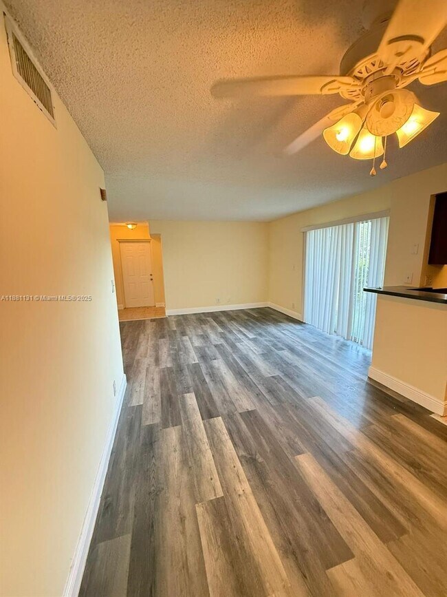 Foto del edificio - 7650 Westwood Dr