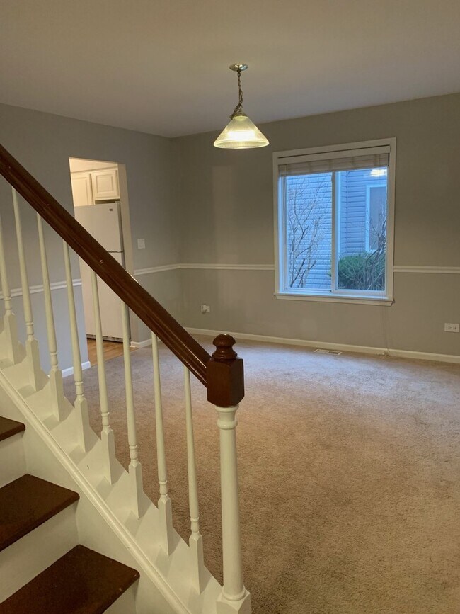 Building Photo - 1028 Lakewood Cir