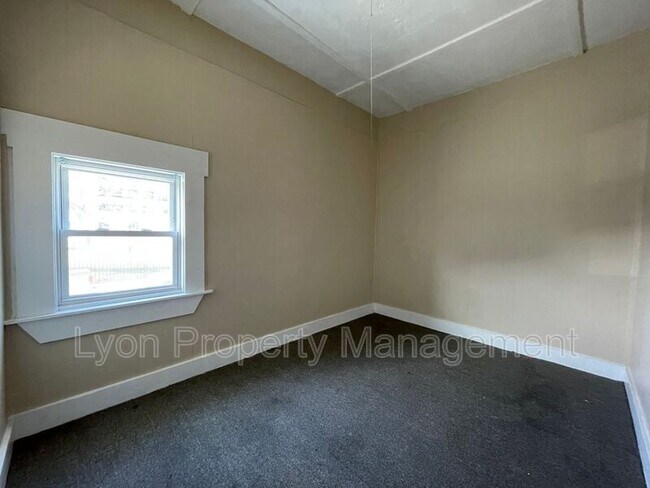 Building Photo - 4 Canonicus St