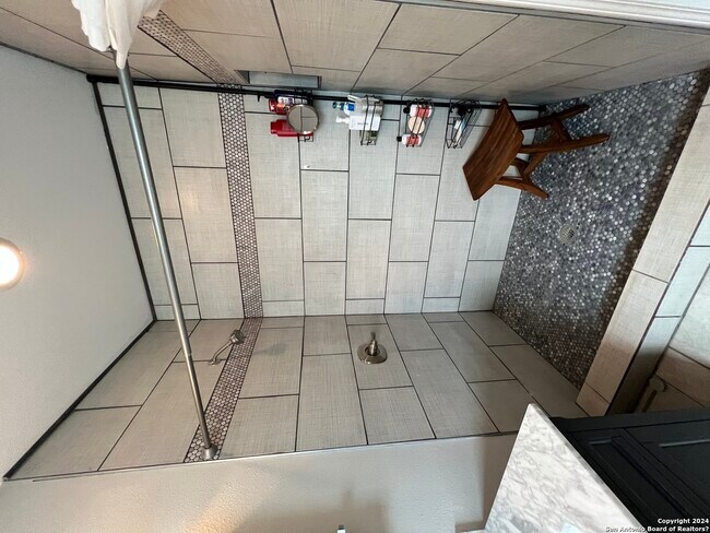Building Photo - 115 Addax Dr