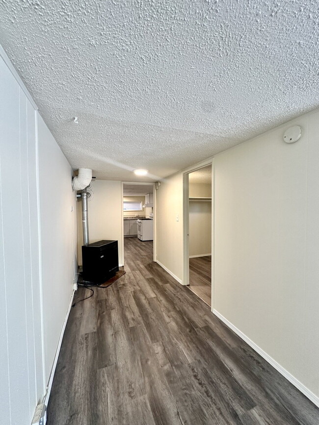 Building Photo - Large 1 Bedroom with Bonus Room/Office in ...