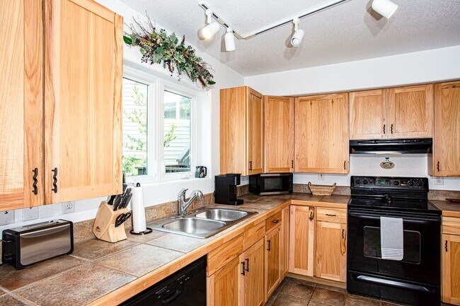 Foto del edificio - Convenient Location! Lots of Space and Lig...