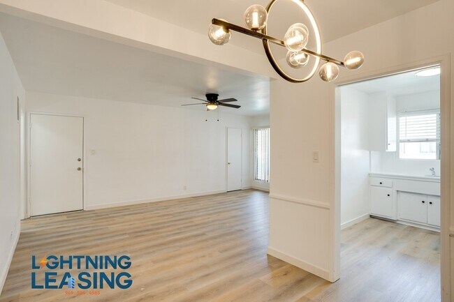 Foto del edificio - 12310 Chandler Blvd
