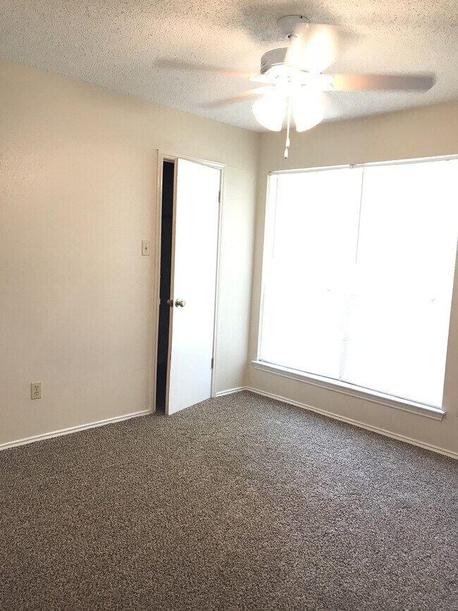 Building Photo - Welcome home to 5022 Cabin Lake!