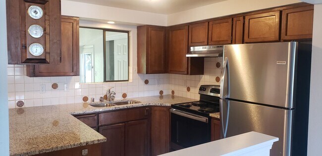 Foto del edificio - Nicely updated 3+ bedroom, 2 bath duplex
