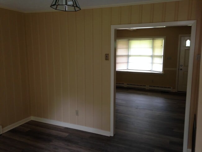 Building Photo - 3 Bedroom 2 Bath Brick Ranch-Style Home