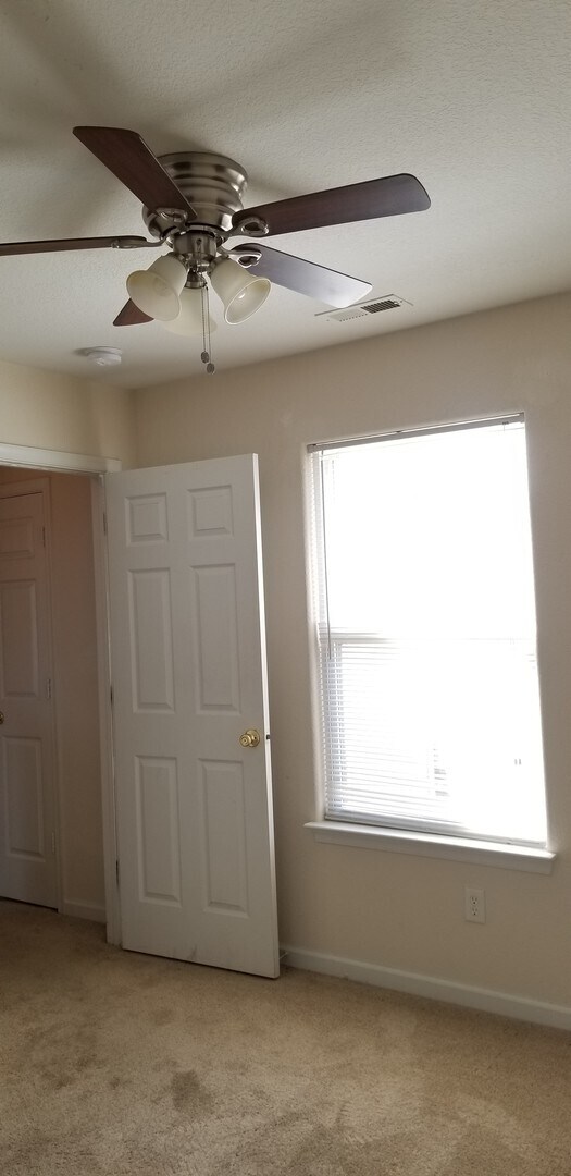 Foto del edificio - 3 Bedroom 2.5 Bath single family in Chesap...