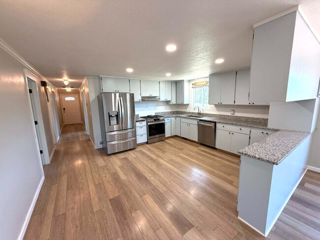 Foto del edificio - CHECK OUT THIS BEAUTIFUL HOME ON ACERAGE JUST MINUTES FROM REDMOND!