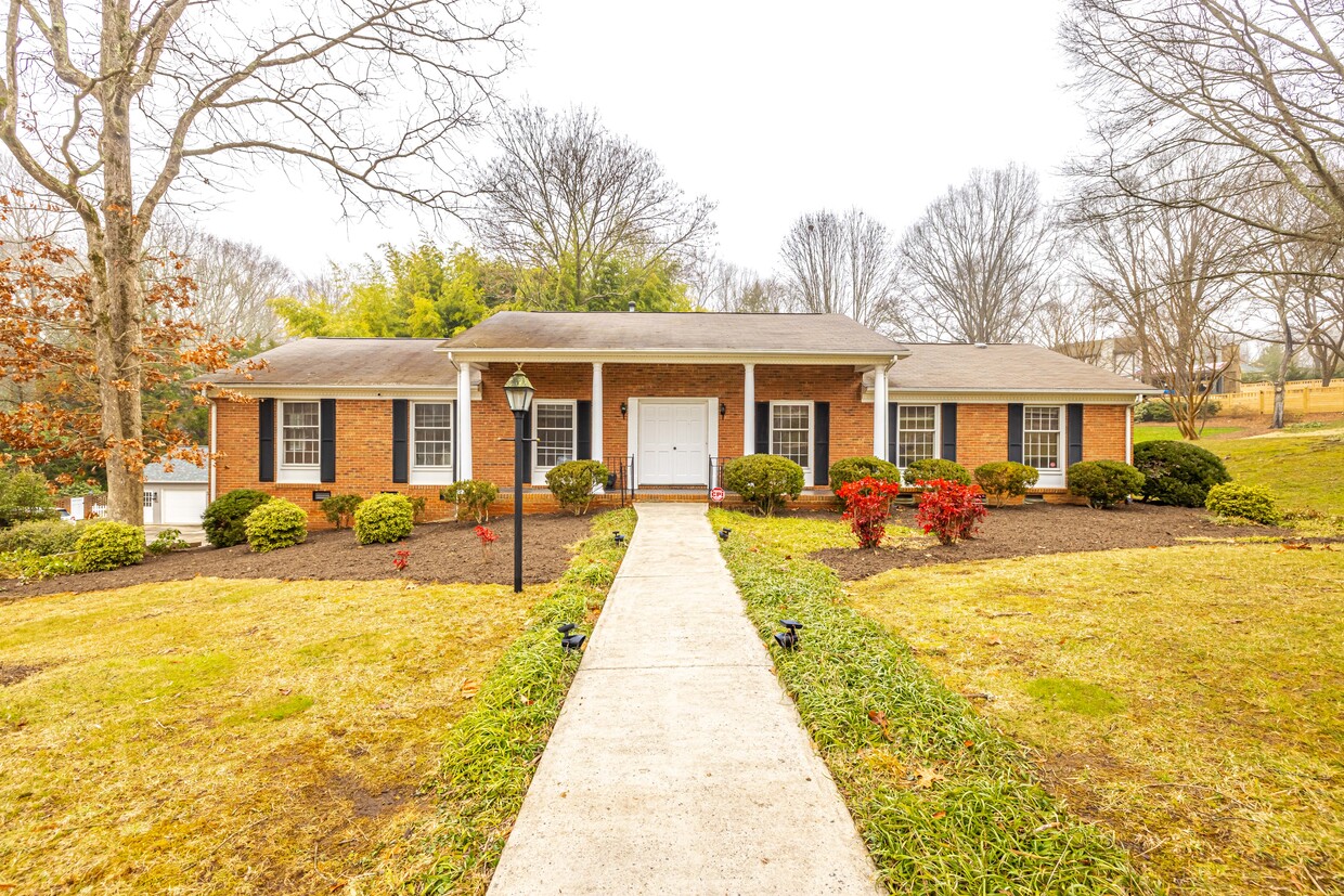Primary Photo - 1400 E Barden Rd