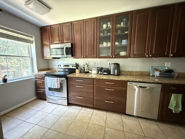 Foto del edificio - Bright & Beautiful Colonial Village Condo ...