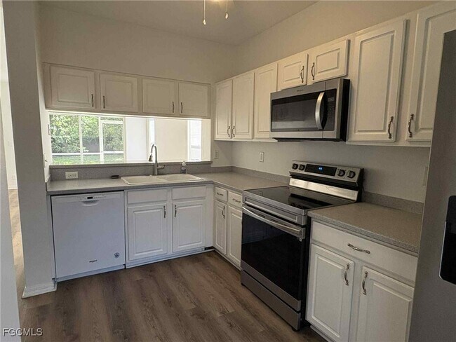 Building Photo - 8079 Pacific Beach Dr