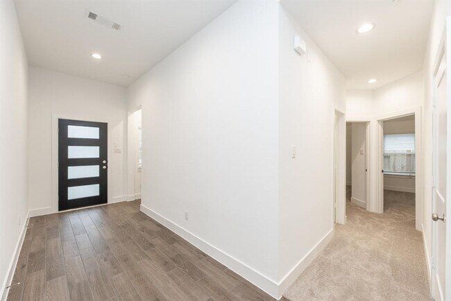 Building Photo - 4520 Mustang Run Dr