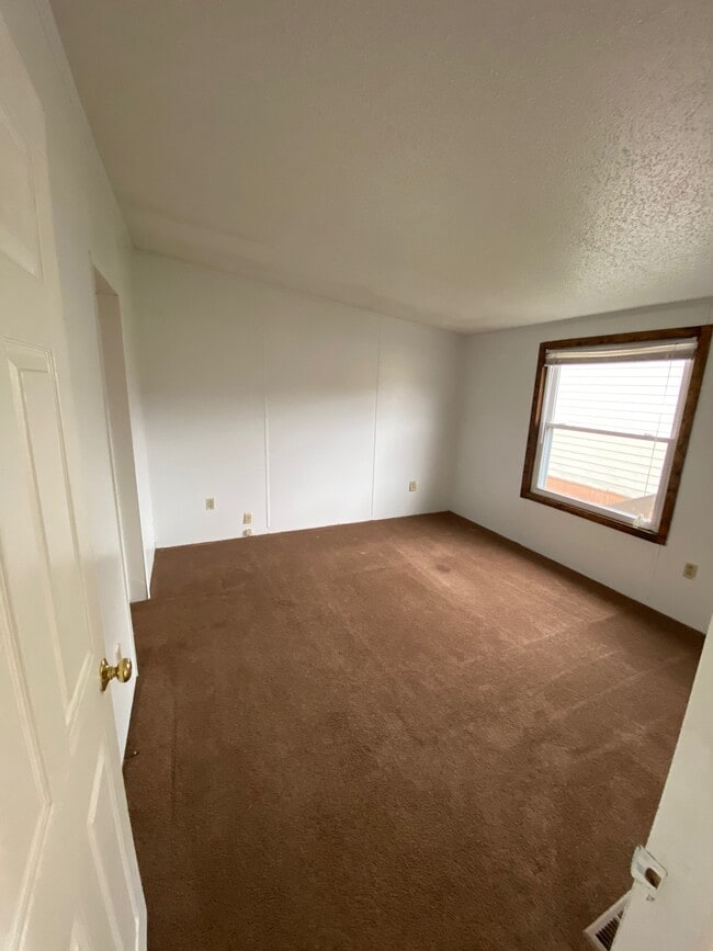 Building Photo - 129 Sandhurst Ct