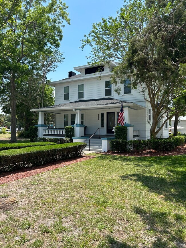 Frente - 302 Live Oak St