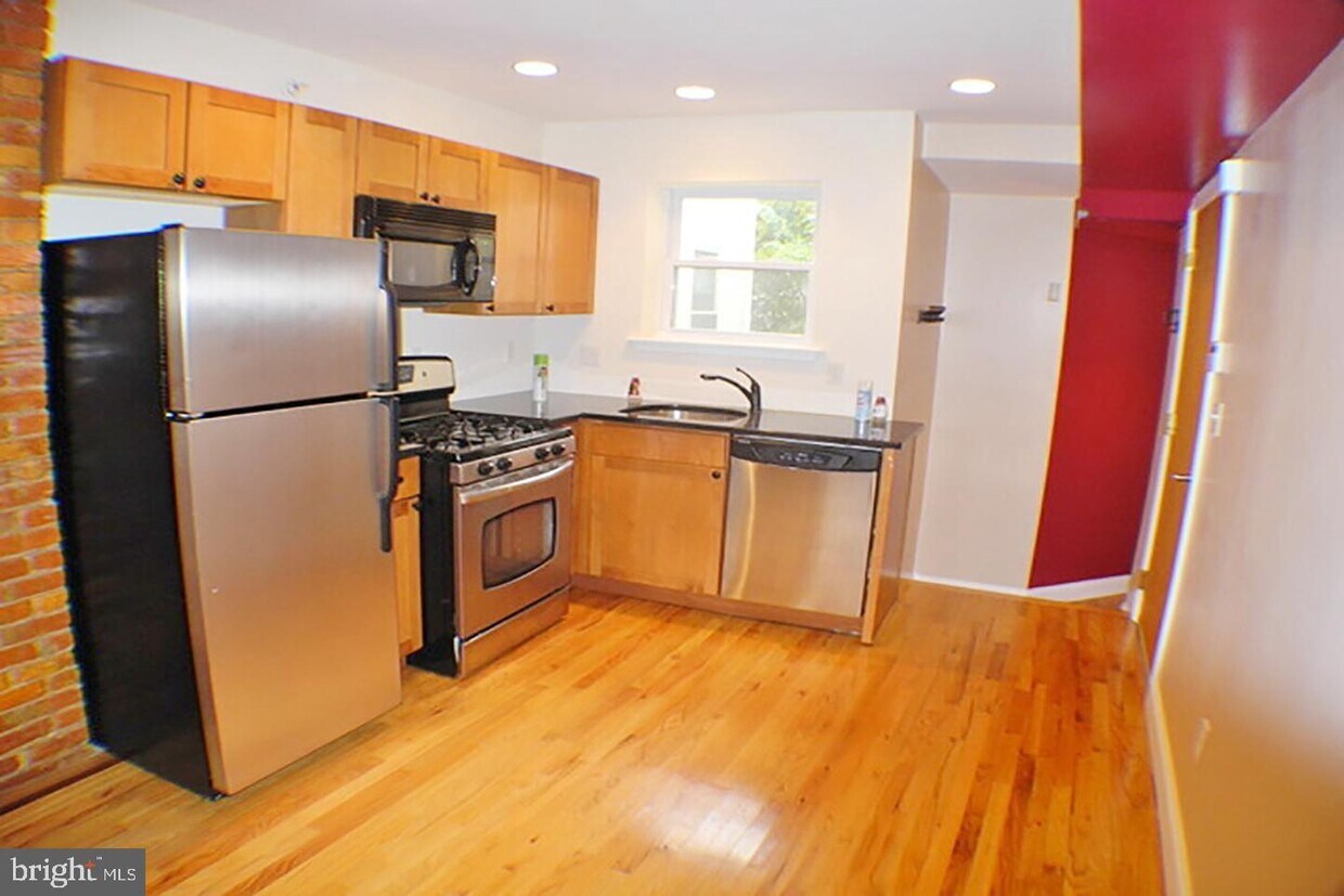 Primary Photo - 1538 Christian St
