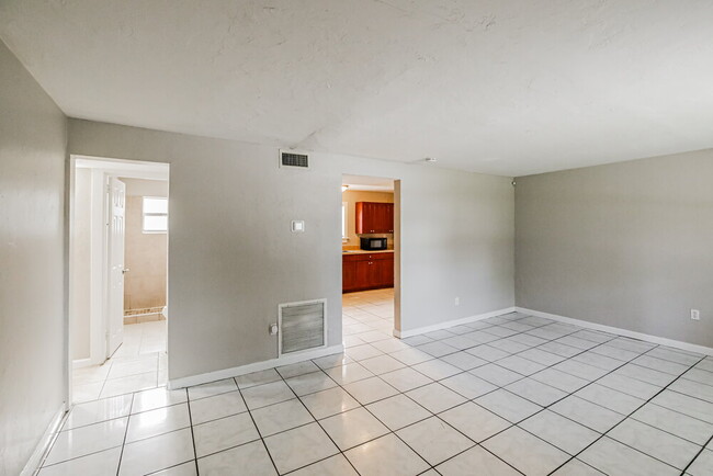 Building Photo - 2418 SW 6th Ct