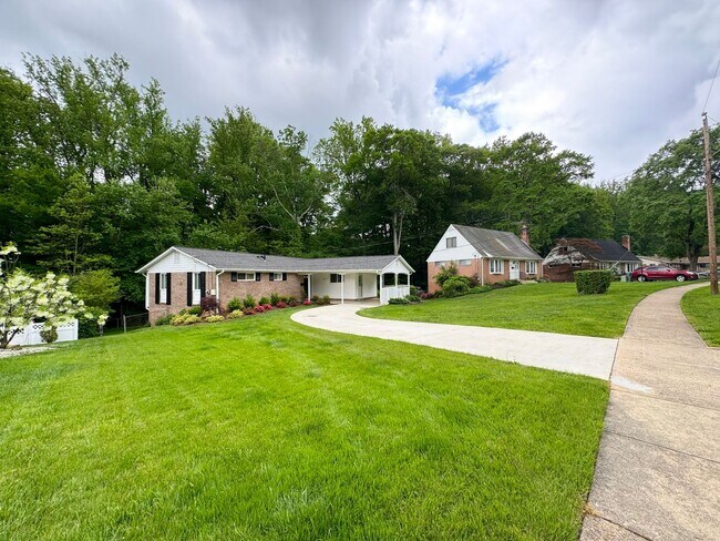 Foto del edificio - Sought-After 4 Bed 3 Bath L-Shaped Rambler...