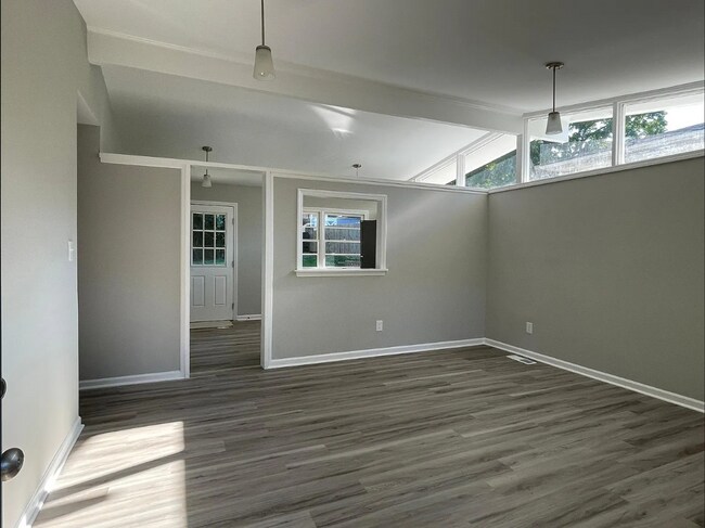 Building Photo - Three Bedroom, One Bath Home for Rent in G...