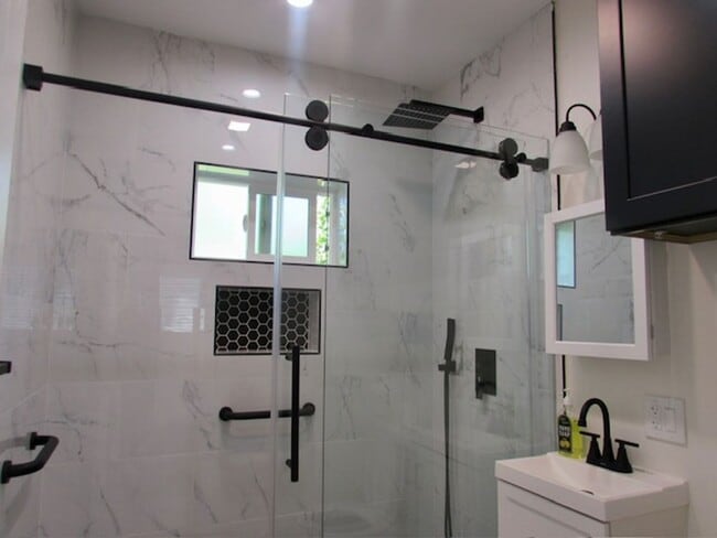 Building Photo - Jr ADU-1 bedroom 320sq ft Washer/Dryer/Refrigerator--Gated parking