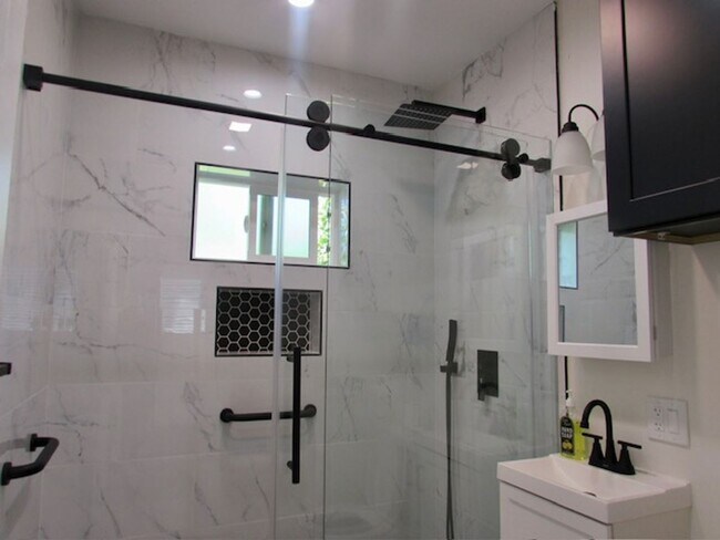 Foto del edificio - Jr ADU-1 bedroom 320sq ft Washer/Dryer/Refrigerator--Gated parking