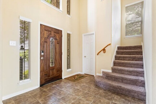Building Photo - 4 bedroom / 2 bathroom