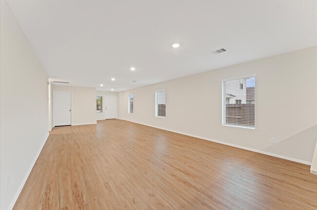 Foto del edificio - 347 Riverwood Village Ln