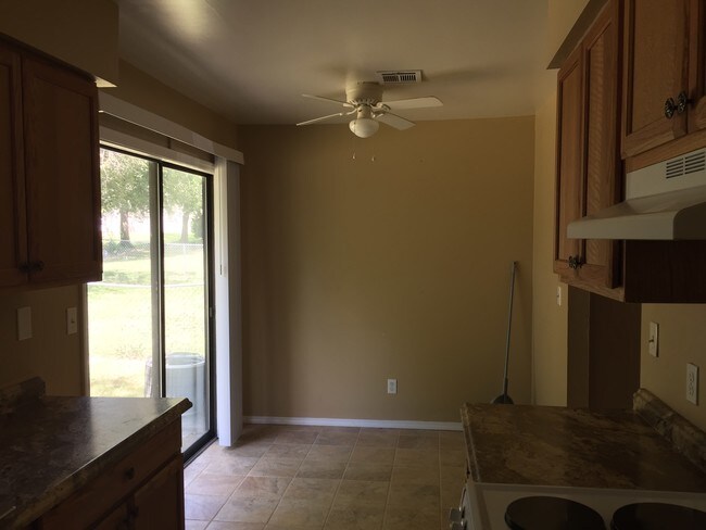 Dining area - 704 E Toledo St