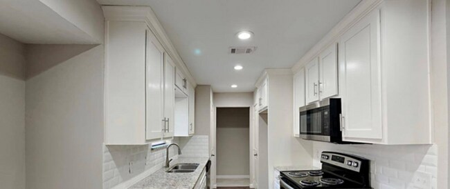 Building Photo - 3714 French Wood Dr