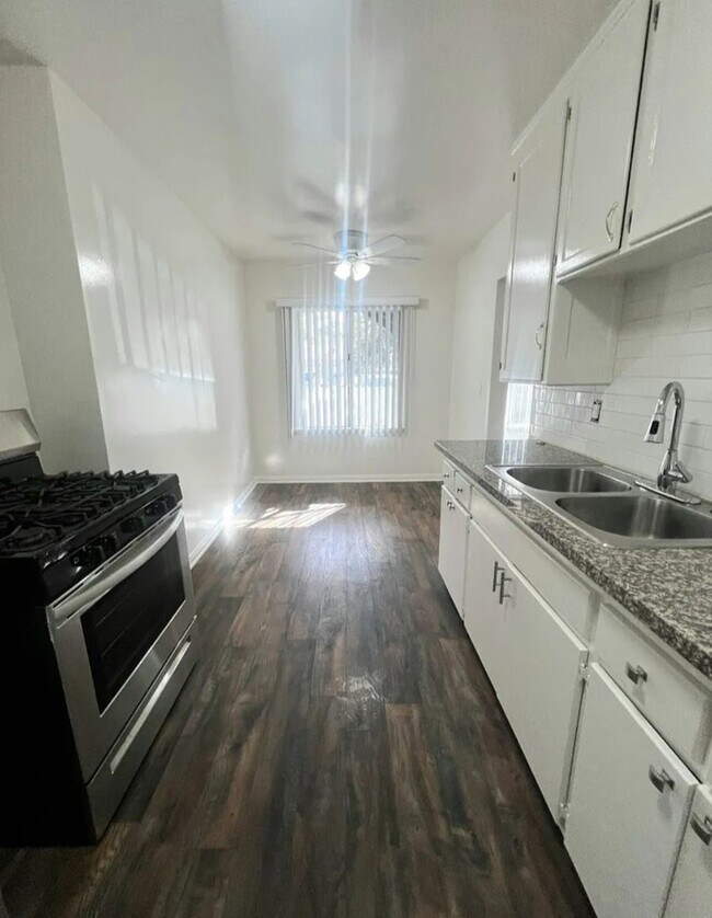 Foto del edificio - 17001 Vanowen St, Van Nuys, CA 91406