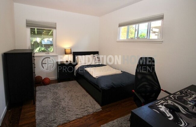 Building Photo - 304 Las Flores Ave
