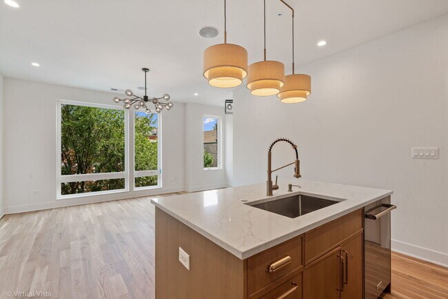 Foto del edificio - 2122 W 18th Pl